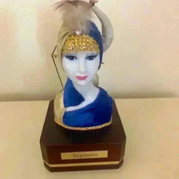 Rare Sagitario Bust Sculpture Princess With Bow & Arrow On Wood Base 6" Tall  WI - Picture 1 of 7